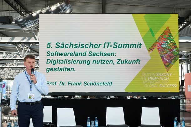 Prof. Dr. Frank Schönefeld, Vorstand Silicon Saxony e.V. eröffnet den 5. Sächsischen IT Summit zum Thema Digitale Bildung