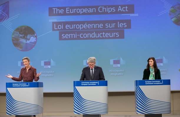 EU-Kommissare Vestager (l.) und Breton (m.) bei der Verkündung des europäischen "Chips Act".