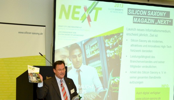 Heinz Martin Esser stellt den Silicon Saxony Jahresberichtes "NEXT" auf der Jahreshauptversammlung 2013 erstmalig vor. | (c) Silicon Saxony e. V.