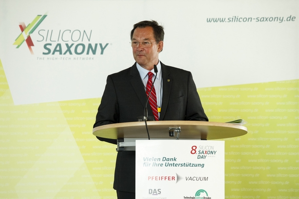 Silicon Saxony Vorstandsvorsitzender Heinz Martin Esser begrüßt die Gäste zur Plenarveranstaltung.
