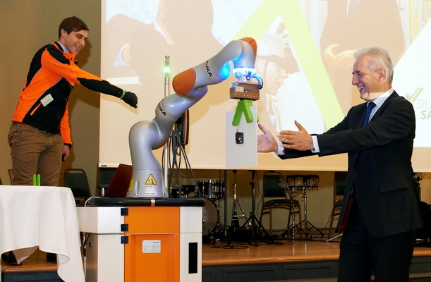 Aktive Maschine-Mensch-Kommunikation: Stanislaw Tillich und der intelligente Roboterarm der TU Dresden bei der Jubiläumsfeier des Hightech-Clusters Silicon Saxony.